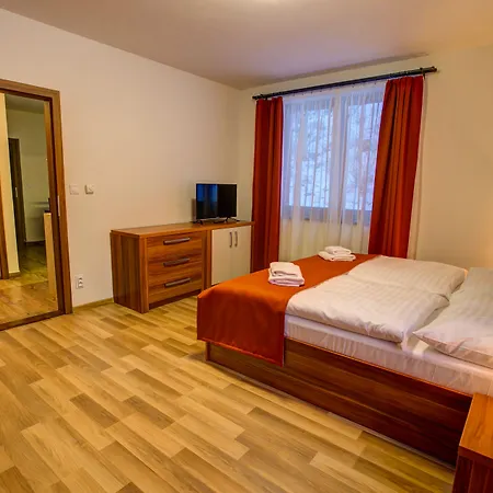 Tri Studnicky Апартаменты *