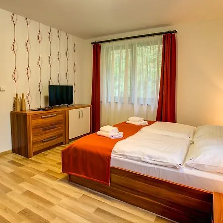 Tri Studnicky Apartment *
